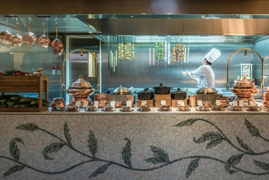 베르사체 궁전에서 즐기는 저녁 식사