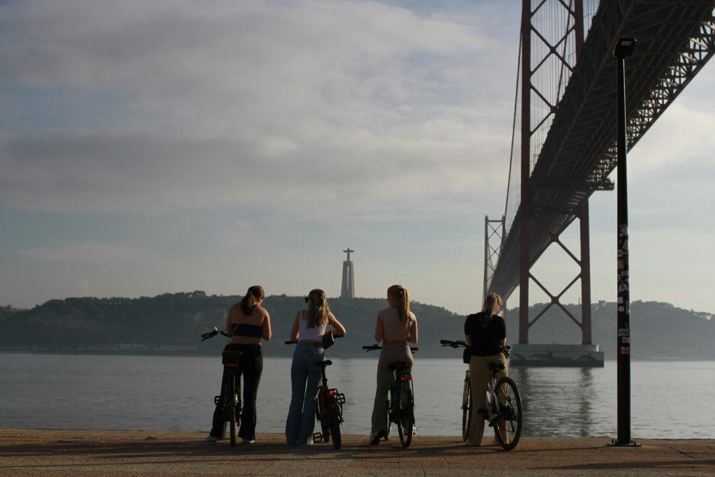 "폰테 25 데 아브릴" 과 "크리스토 레이"