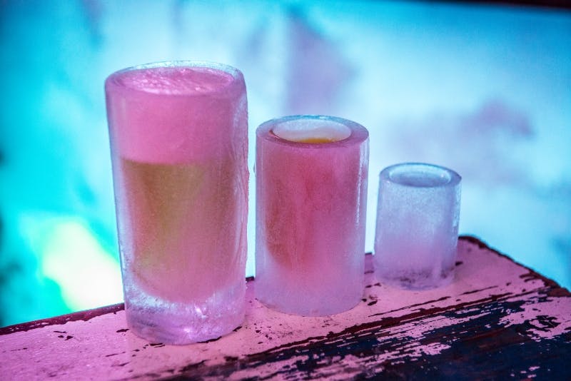 냉동 잔에 담긴 음료