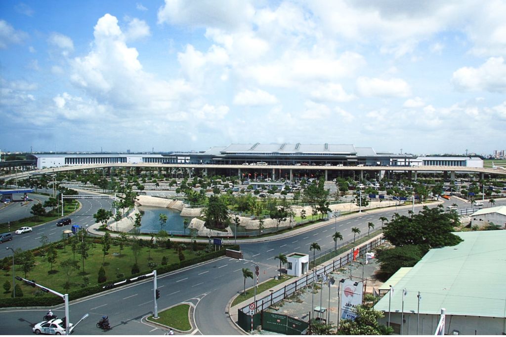 탄손낫 국제 공항