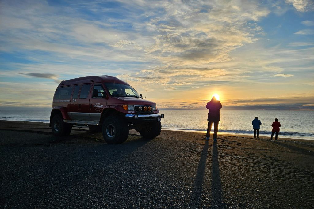 Super Jeep "Eldur" Ford Econoline에는 46인치 타이어가 있습니다.