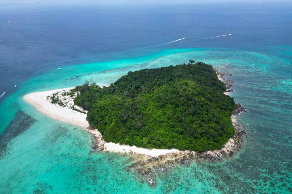 하얀 모래 해변과 청록색 바다가 있는 자연 그대로의 섬, 대나무 섬.