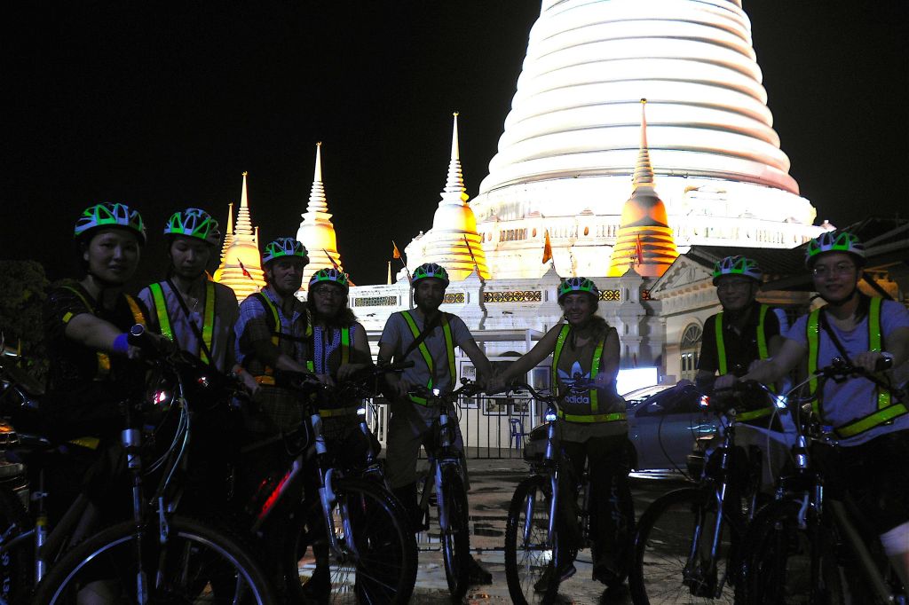 오래된 포르투갈 공동체를 배경으로 밤하늘의 어두움에 장엄하게 서 있는 커다란 흰색 체디를 감상해보세요.
