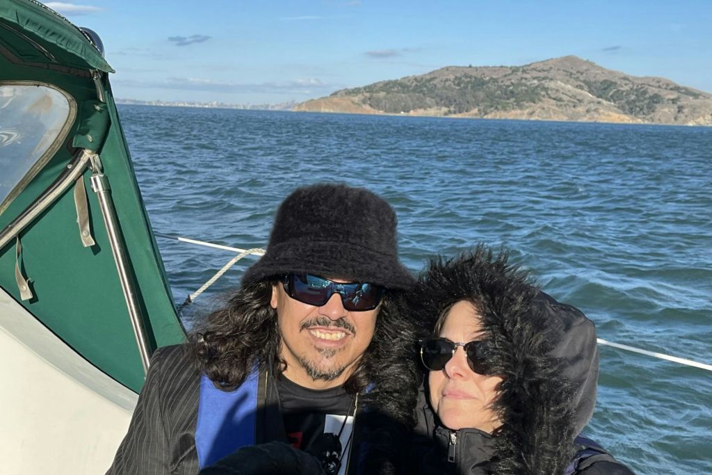 해변에서 항해하는 커플