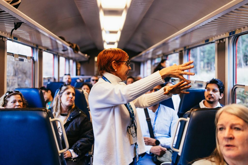 기차 여행 중 가이드의 설명