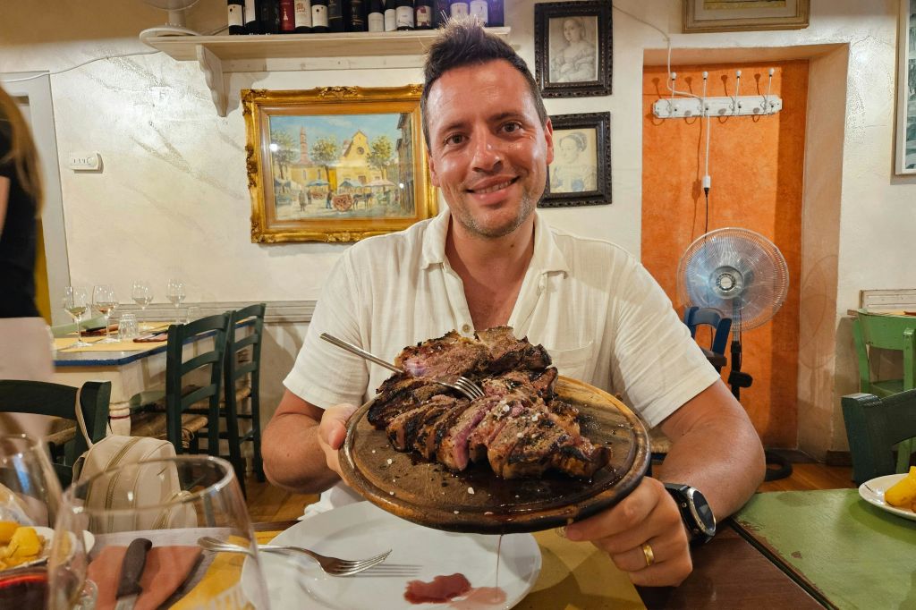 군침 도는 피오렌타인 스테이크를 마음껏 즐겨보세요! 부드럽고 육즙이 풍부하며 풍미가 넘칩니다.