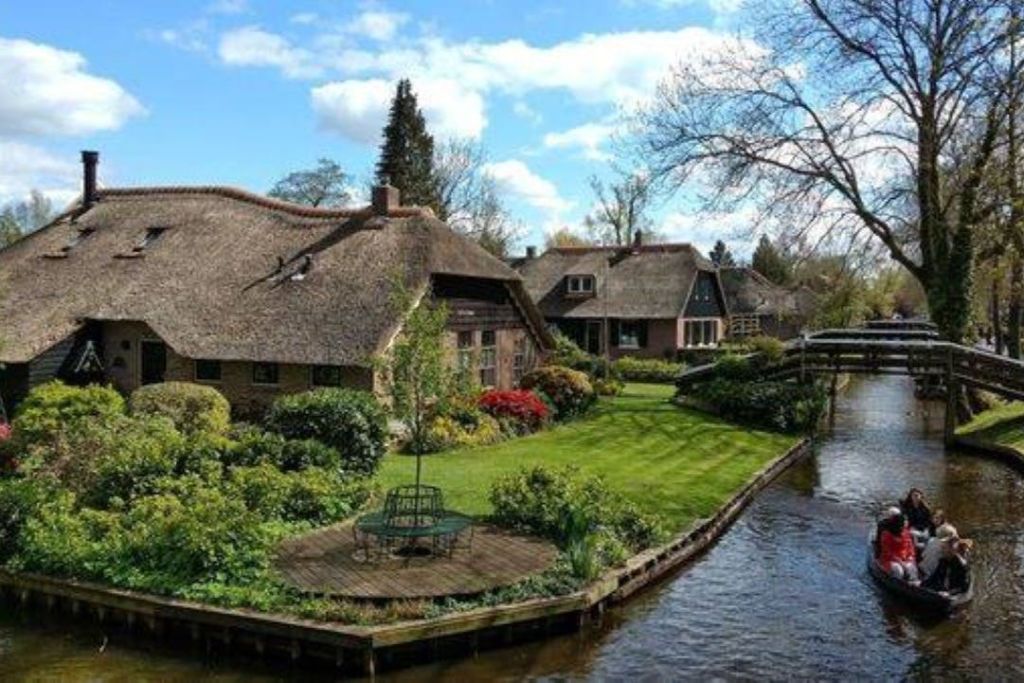 수심 1미터에 불과한 아름다운 좁은 운하를 따라 크루즈를 즐겨보세요.