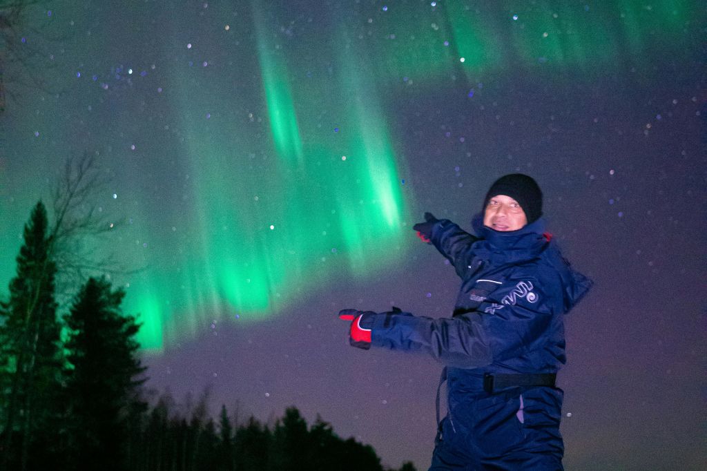 오로라를 배경으로 인물 사진 찍기