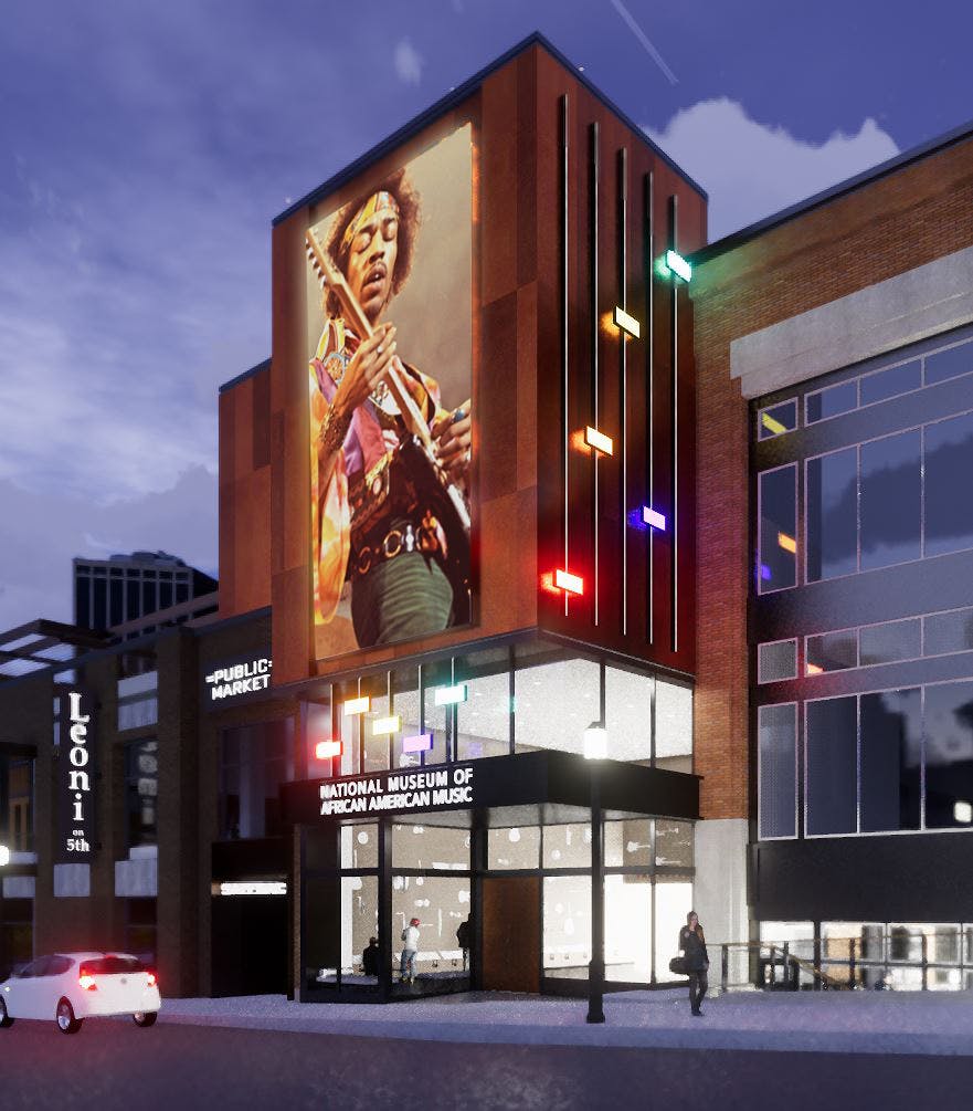밤에는 국립 아프리카계 미국인 음악 박물관의 외관에 커다란 기타리스트 벽화가 있습니다.