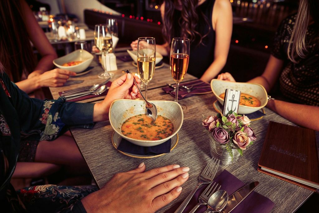 실버라인 크루즈 – 다뉴브강에서 즐기는 저녁 식사와 조명 – 부다페스트의 마법 같은 저녁