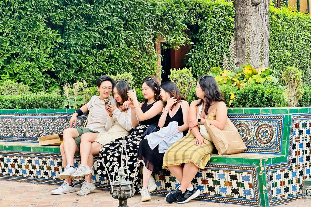 세비야 투어를 마친 후 알카사르의 정원을 즐기는 방문객들