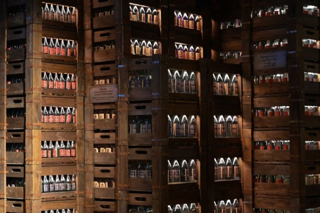 병이 서로 겹쳐진 상자.