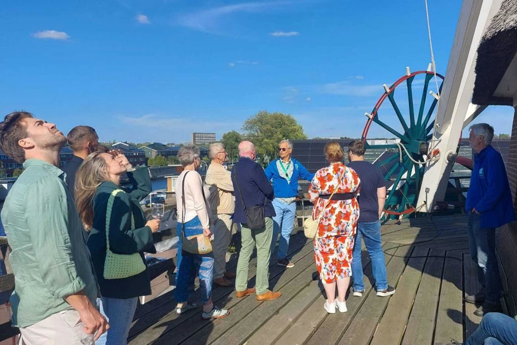 관광객 일행과 함께하는 가이드 투어