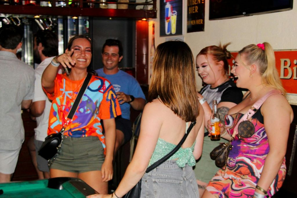 숙소에 머무는 게스트 몇 명을 촬영한 사진