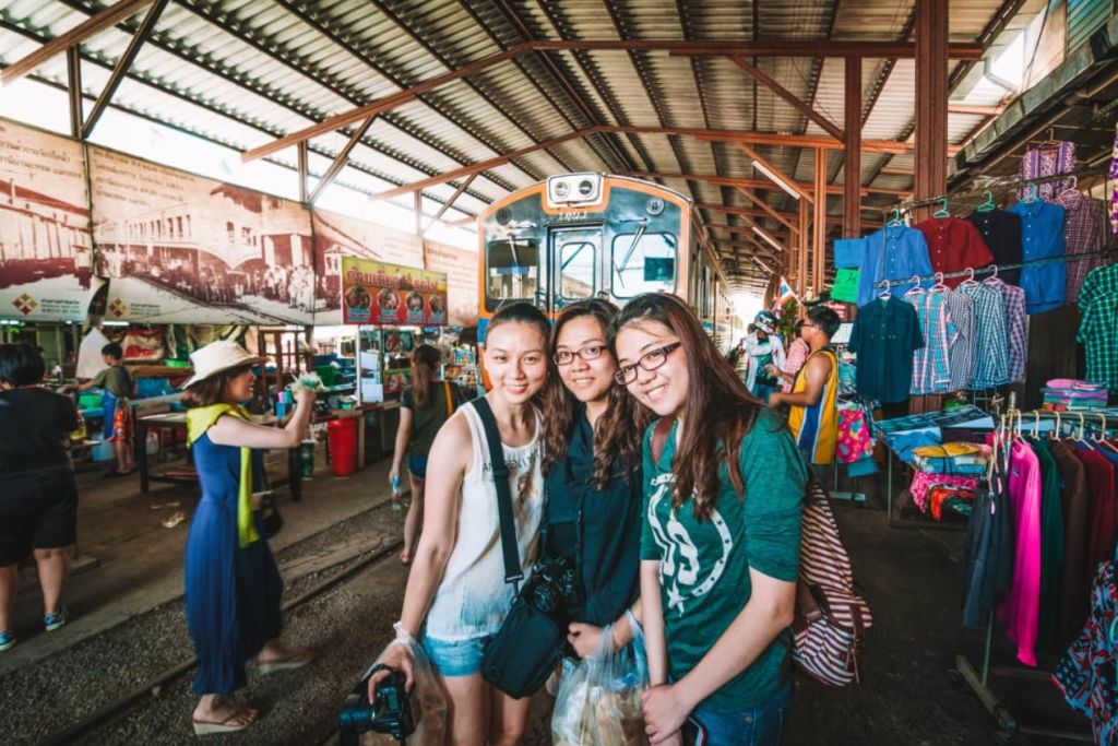 왕궁, 담넨 사두악 수상 시장, 매클롱 철도 시장 투어 – 전일 투어