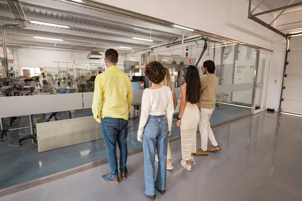 현대적인 와이너리 방문