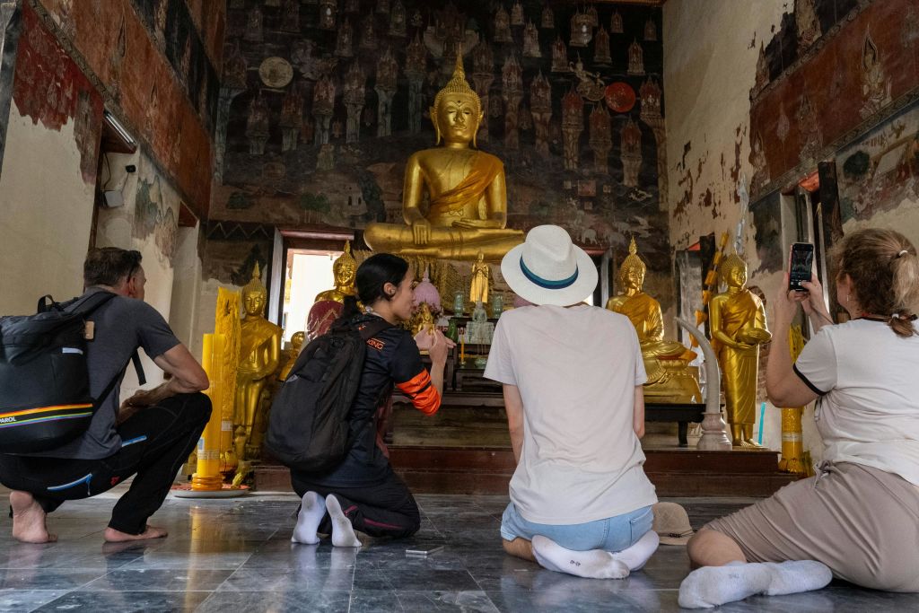 현지 역사와 불교에 대해 배워보세요.