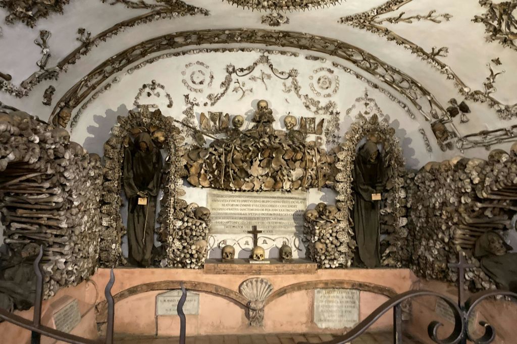 카푸친 크립트 (Capuchin Crypt) 의 5개의 뼈 예배당의 섬뜩한 아름다움을 탐험해 보세요.