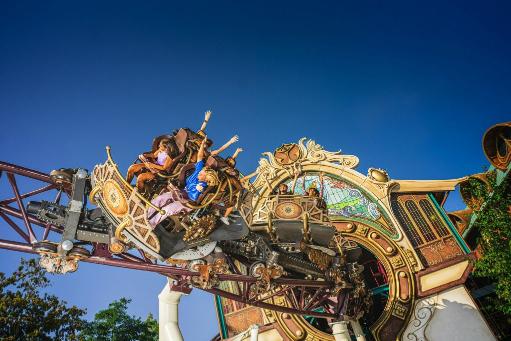 투모로우랜드의 행복을 찾아가는 차량 서비스