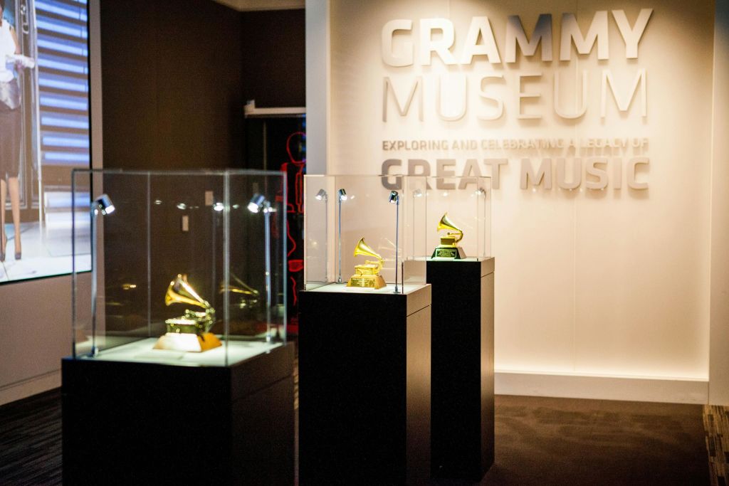 그래미 박물관 내부에서 수상 동상 감상하기