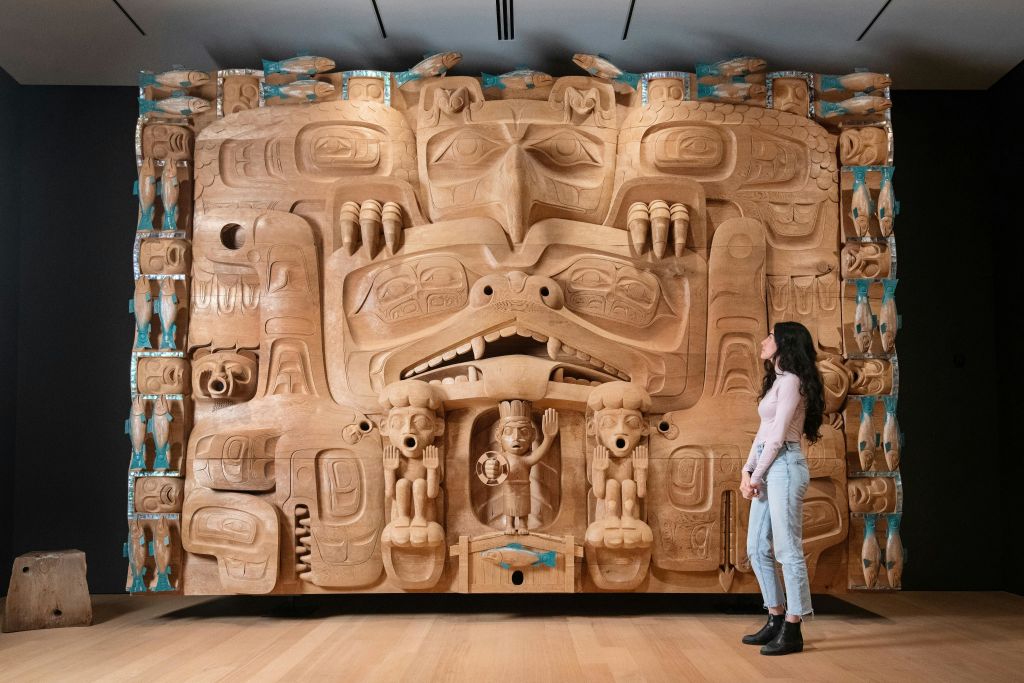 하이다의 예술가 제임스 하트가 조각한 레드 시더 댄스 스크린의 정면도.