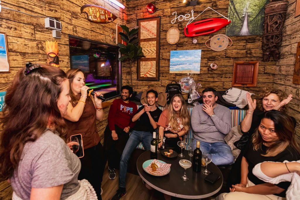 @ karaoke에서 일어나는 일, @ karaoke에 머물러 있습니다.