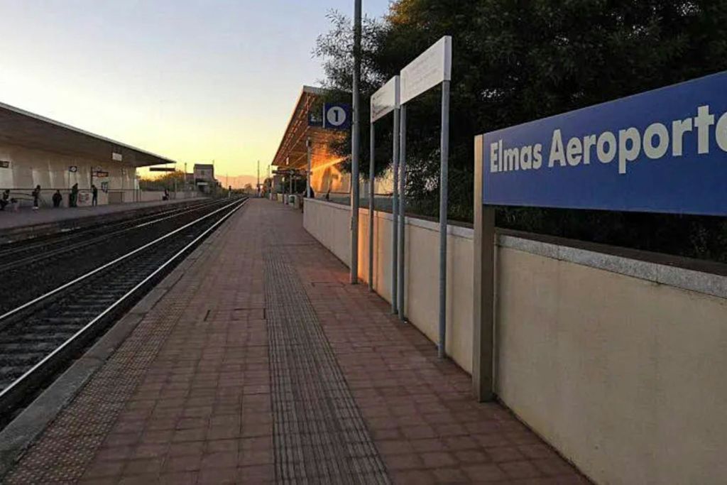 "Elmas Aero" 표지판이 있는 해 질 무렵의 빈 열차 플랫폼과 왼쪽에 있는 선로. 사람이 없습니다.