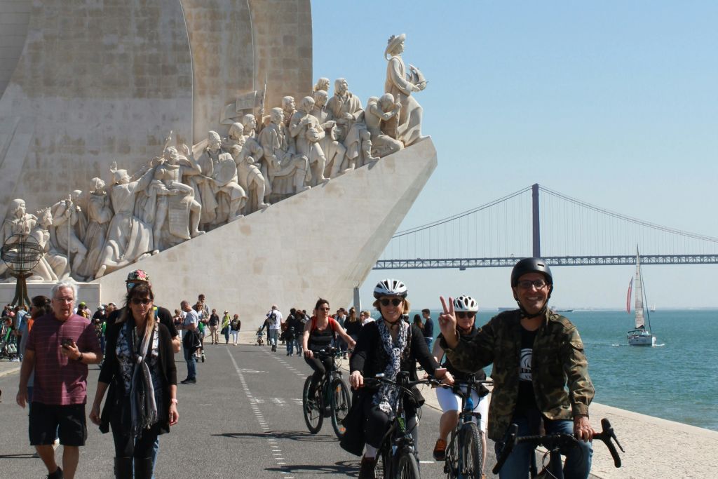 "Padrão dos Descubrimentos" 가 있는 벨렝의 강변.