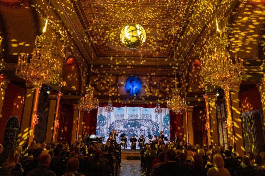 스트라우스의 집에서 즐기는 라이브 콘서트