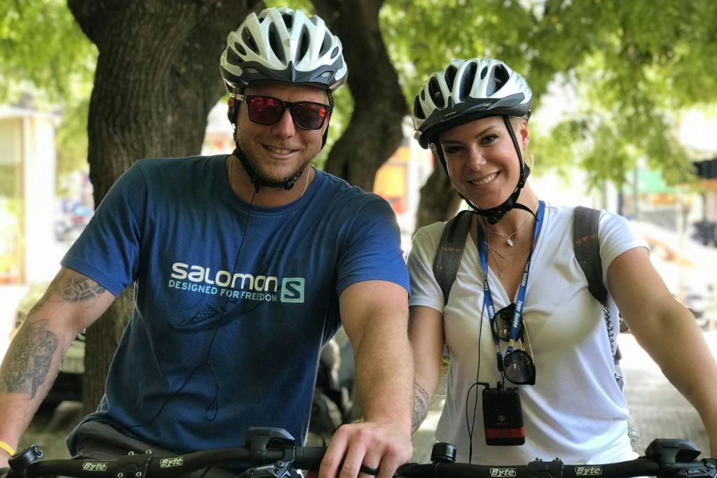 투어 시작 전에 포즈를 취하는 아름다운 젊은 커플