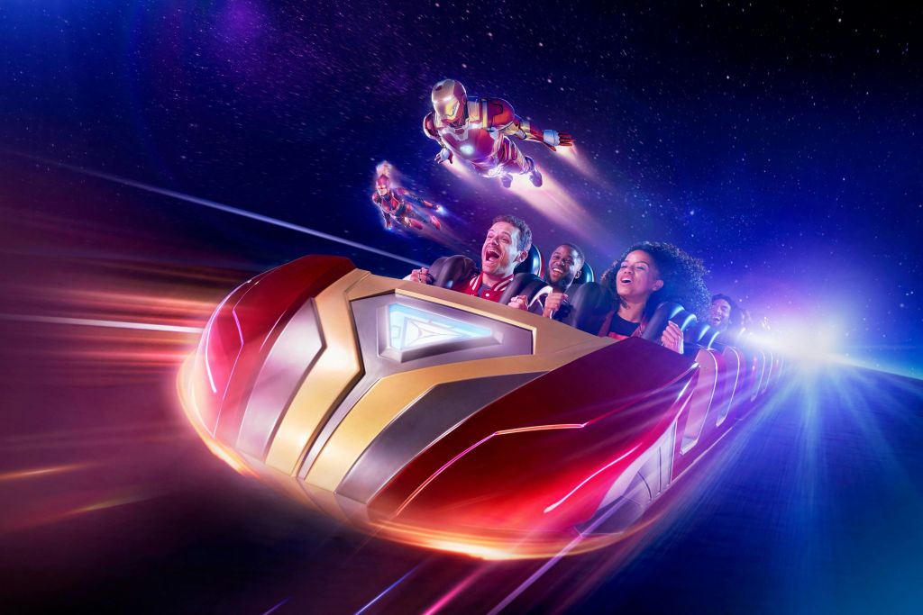 별이 빛나는 우주를 배경으로 슈퍼히어로가 날아다니는 미래형 롤러코스터를 타는 사람들.