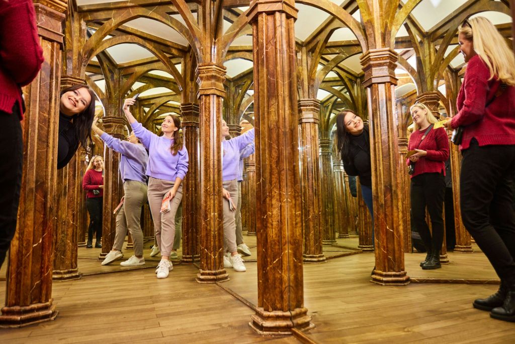 페트린 언덕의 거울 미로에는 미로와 거울 홀이 있습니다. 프라하 방문자 패스로 입장할 수 있습니다.