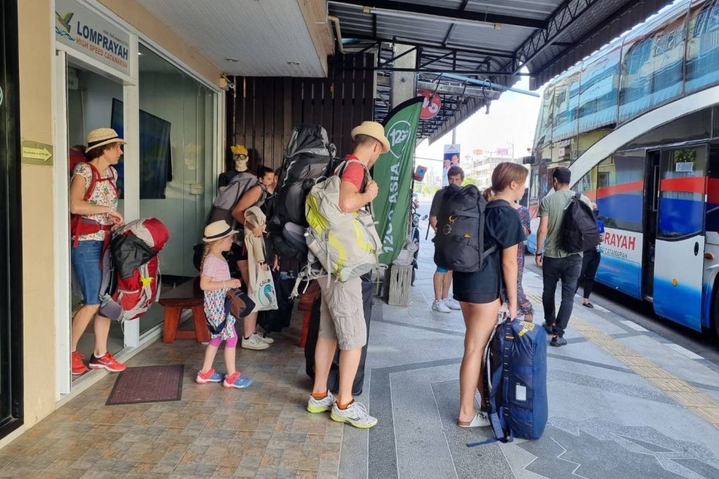 푸켓에 있는 사무실에서 공급업체를 만나세요.