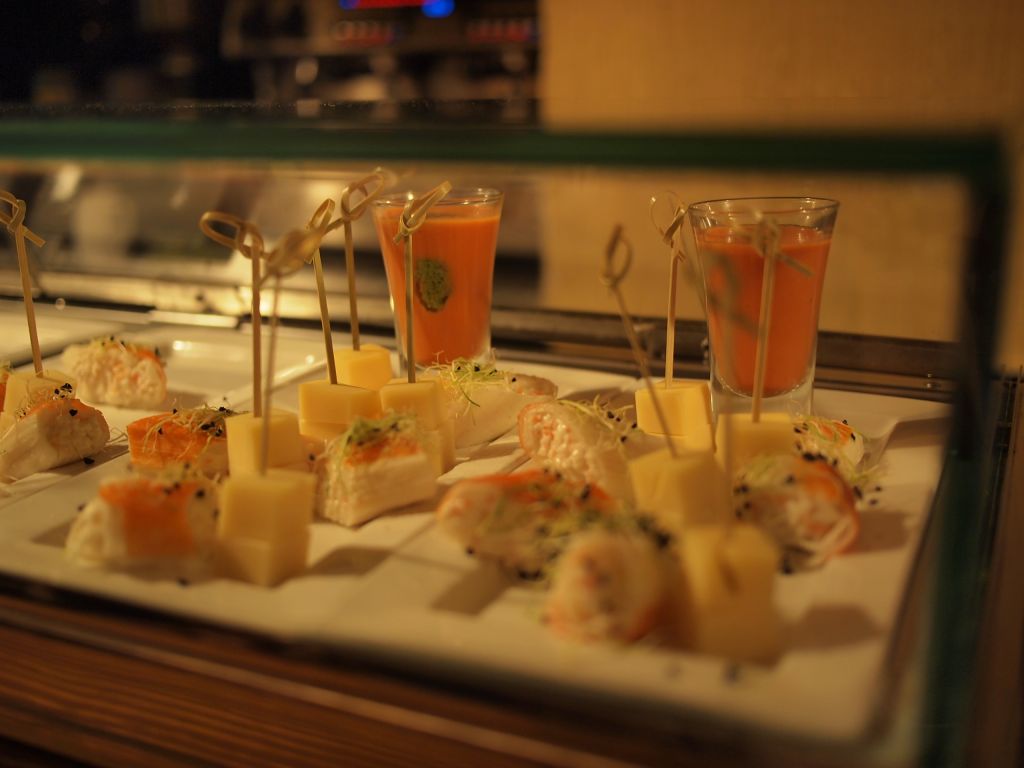 식당이나 바 입구에 진열된 타파스.