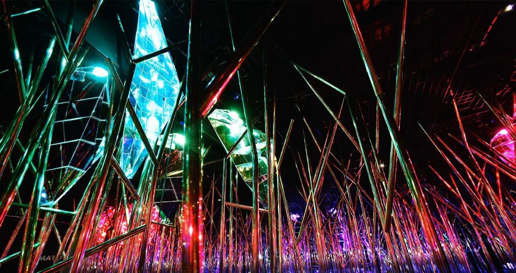 어두운 환경에서 조명, 반사 막대 및 다채로운 조명을 특징으로하는 추상 미술 설치.