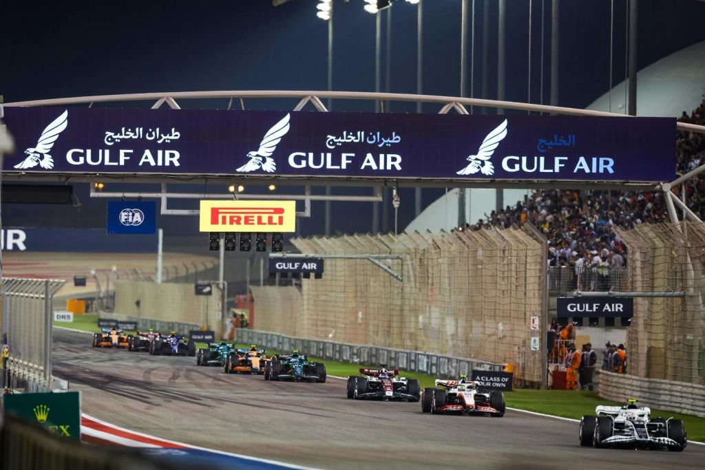 포뮬러 1 서로 경주하는 자동차