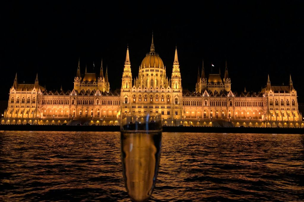 밤이 되면 밝게 빛나는 헝가리 국회의사당을 배경으로 샴페인 한 잔이 펼쳐집니다.