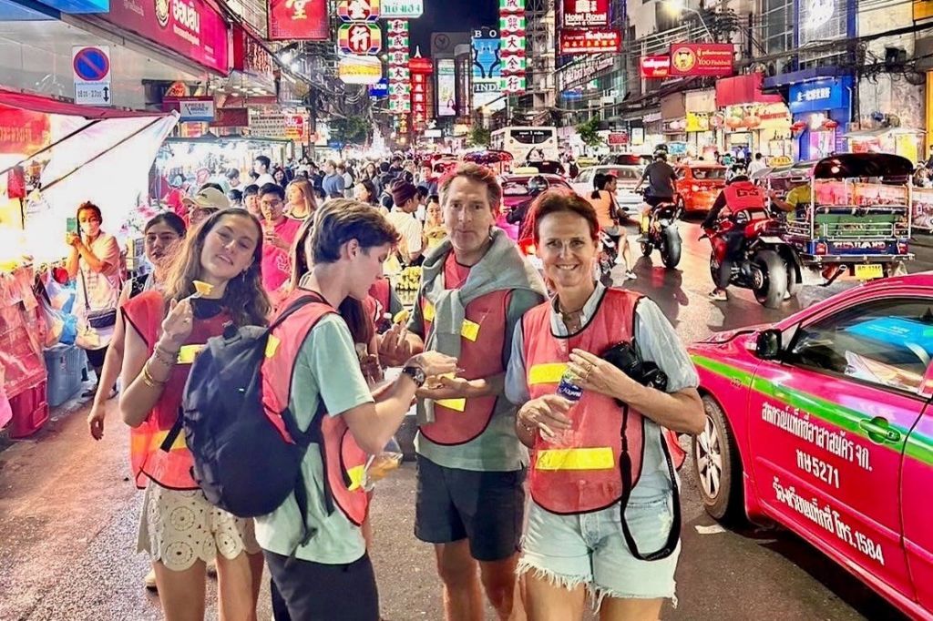 방콕 차이나타운의 활기찬 네온 불빛에 몸을 담그고 번화한 거리와 다채로운 시장 노점을 둘러보세요.