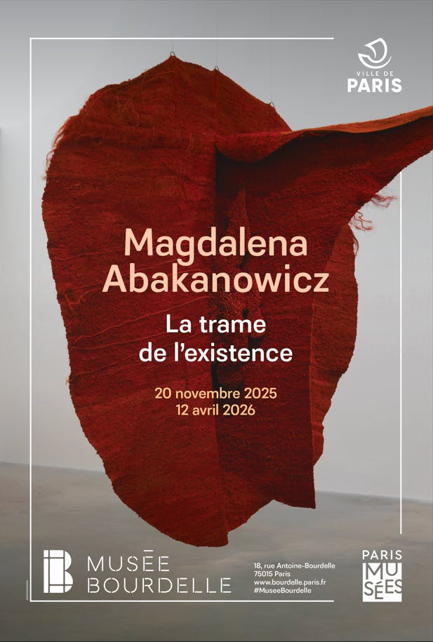 막달레나 아바카노비츠 (Magdalena Abakanowicz) 가 2025년 11월 20일부터 2026년 4월 12일까지 진행되는 전시회를 자세히 설명하는 프랑스어 텍스트가 있는 빨간색 패브릭 아트 작품.