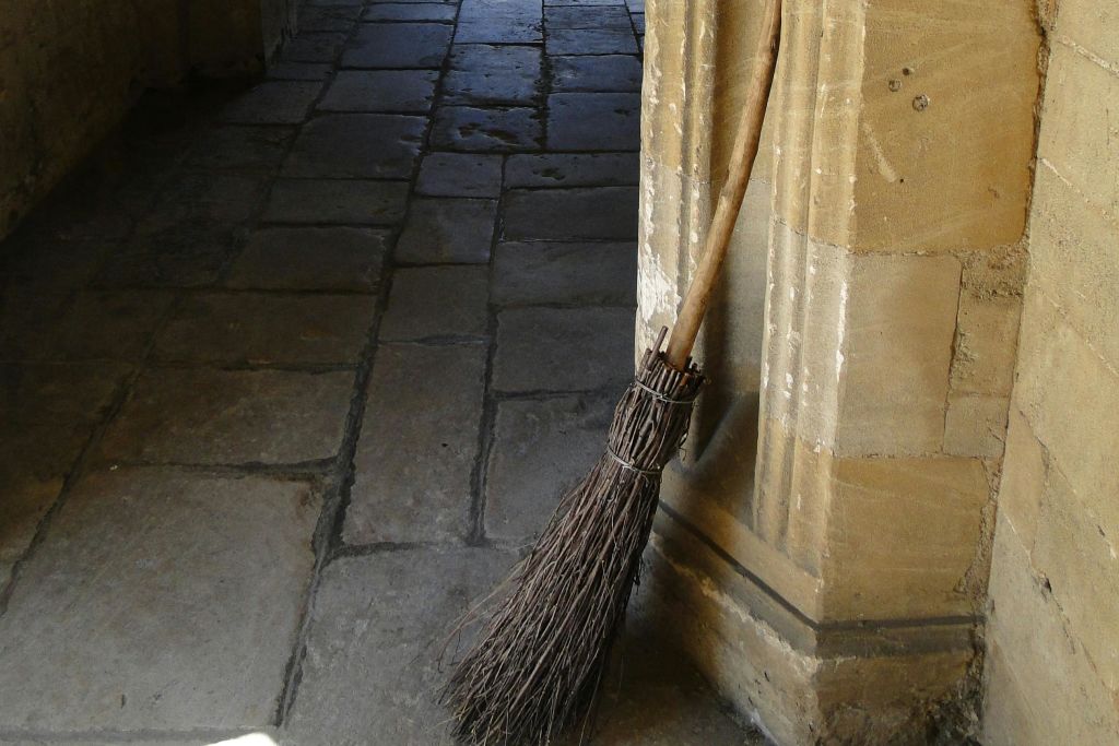 누군가가 빗자루를 두고 갔습니다