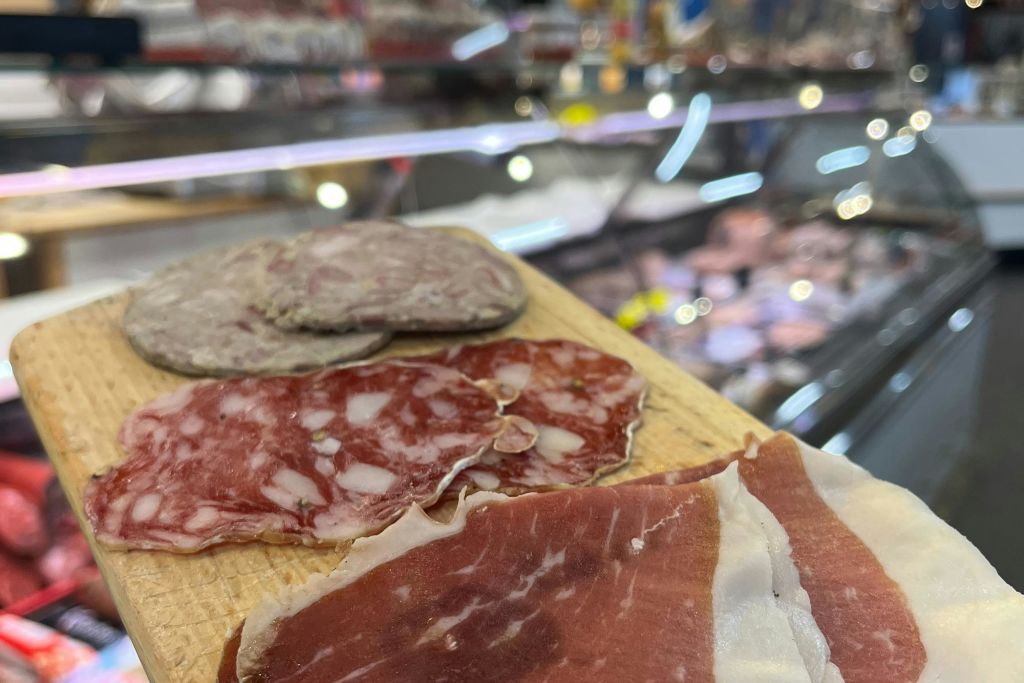 메뉴에 있는 고급 샤퀴트리.