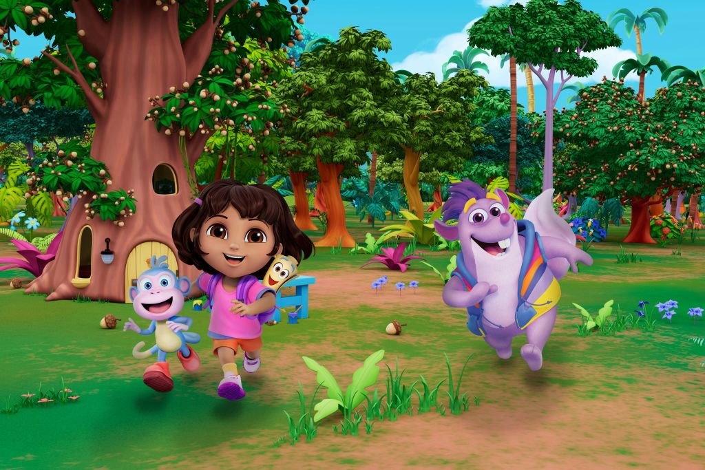 어린 소녀와 동물 친구들은 커다란 나무집을 배경으로 활기찬 숲을 즐겁게 달립니다.