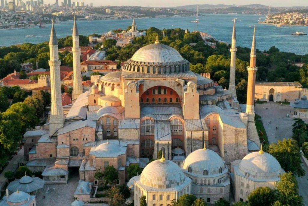 수로를 배경으로 돔, 미나레트 및 주변 녹지가 있는 이스탄불의 아야 소피아 성당의 공중 전망.