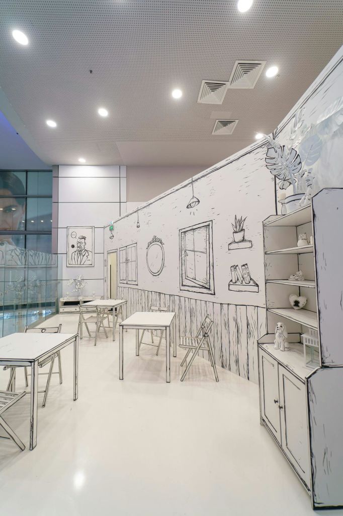 미니멀한 수작업으로 그린 흑백 인테리어가 돋보이는 객실에는 테이블, 의자, 선반, 창문과 액자의 벽 일러스트레이션이 있습니다.