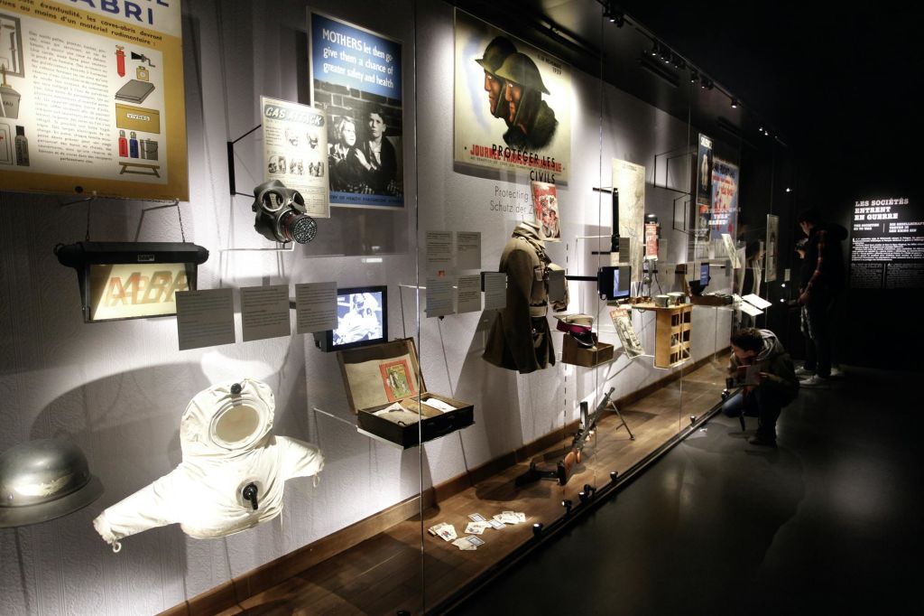 제2차 세계대전 당시 포스터, 유니폼, 방독면, 정보 디스플레이를 포함한 유물을 전시한 박물관 전시관입니다.
