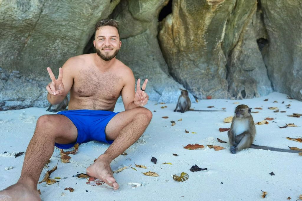 몽키 베이에서 원숭이들과 즐거운 시간을 보내세요.