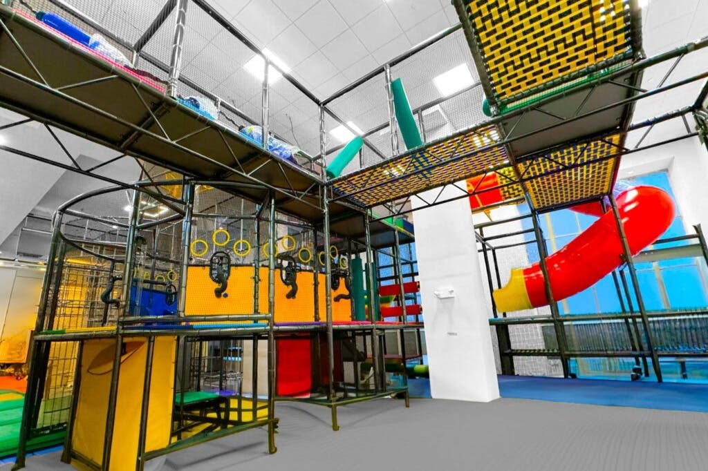 메인 플레이 공간에는 장애물이 가득한 스릴 넘치는 다층 정글 체육관과 거대한 실내 슬라이드가 있습니다!