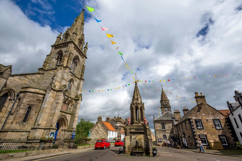 포클랜드 마을은 1940년대 아웃랜더의 인버네스의 배경이었습니다.