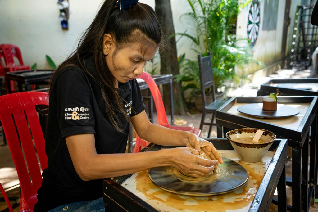 크메르 도자기 및 미술 센터는 비즈니스 원칙을 적용하는 데 집중하는 사회적 기업입니다.