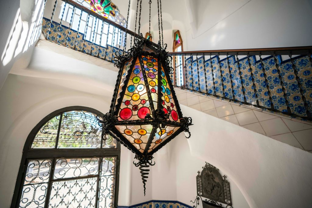 스테인드글라스와 연철 기법을 결합한 대형 스테인드글라스 램프